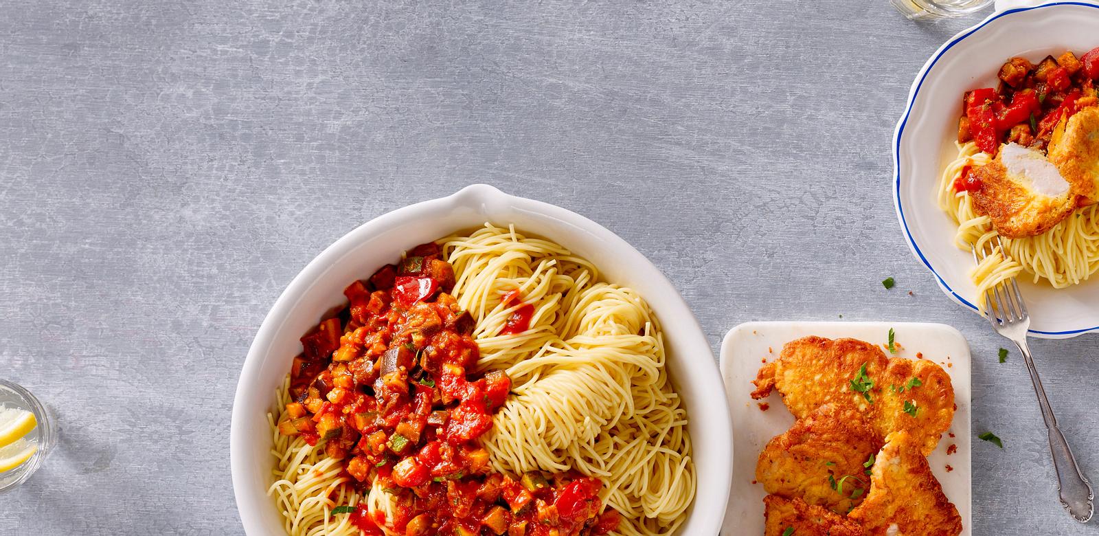 Spaghetti mit Gemüsesoße und Puten-Piccata Rezept | LECKER