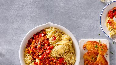 Spaghetti mit Gemüsesoße und Puten-Piccata Rezept - Foto: House of Food / Bauer Food Experts KG