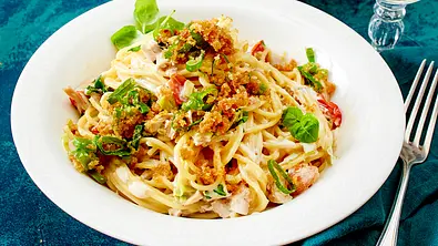 Spaghetti mit geschmortem Hähnchen Rezept - Foto: LECKER @ Bauer Media Group
