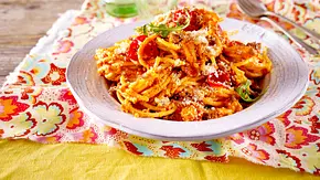 Spaghetti mit Hack-Erdnuss-Soße Rezept - Foto: LECKER @ Bauer Media Group Spaghetti mit Hack-Erdnuss-Soße Rezept - Foto: LECKER @ Bauer Media Group