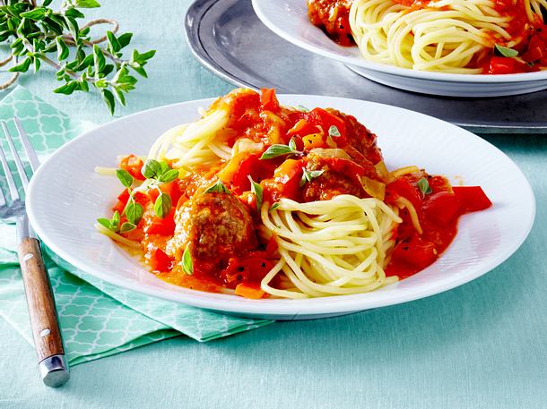 Spaghetti mit Hackbällchen in roter Paprikasoße Rezept | LECKER