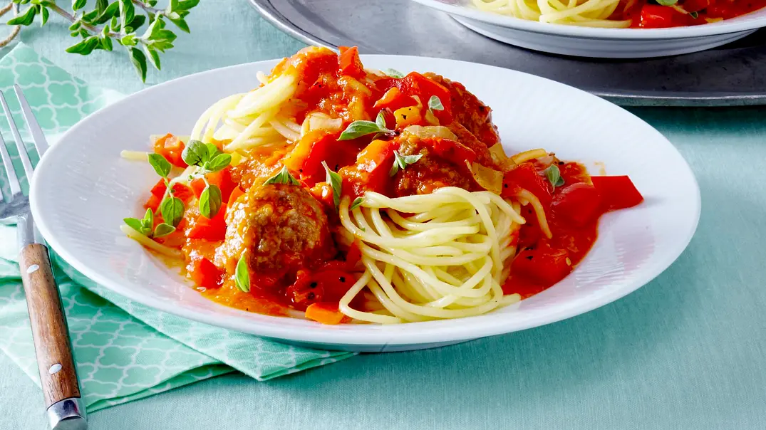 Spaghetti mit Hackbällchen in roter Paprikasoße Rezept - Foto: LECKER @ Bauer Media Group