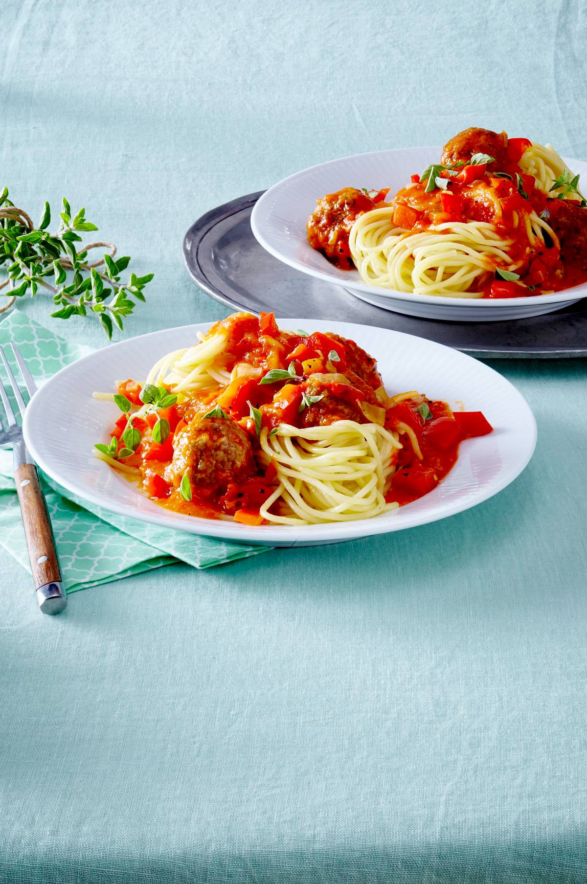 Spaghetti mit Hackbällchen in roter Paprikasoße Rezept