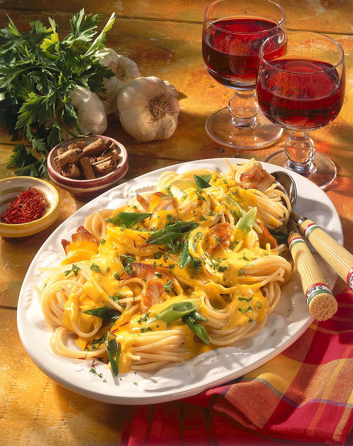 Spaghetti mit Hähnchen-Safransoße Rezept