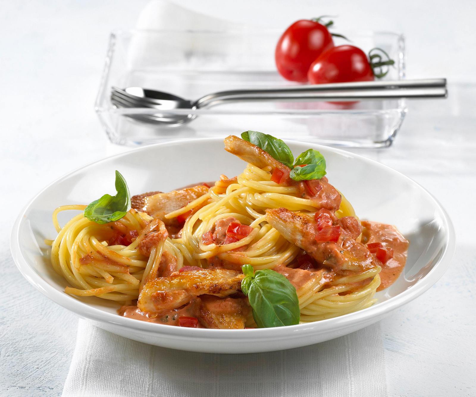 Spaghetti mit Hähnchen-Tomaten-Sahne-Soße Rezept | LECKER