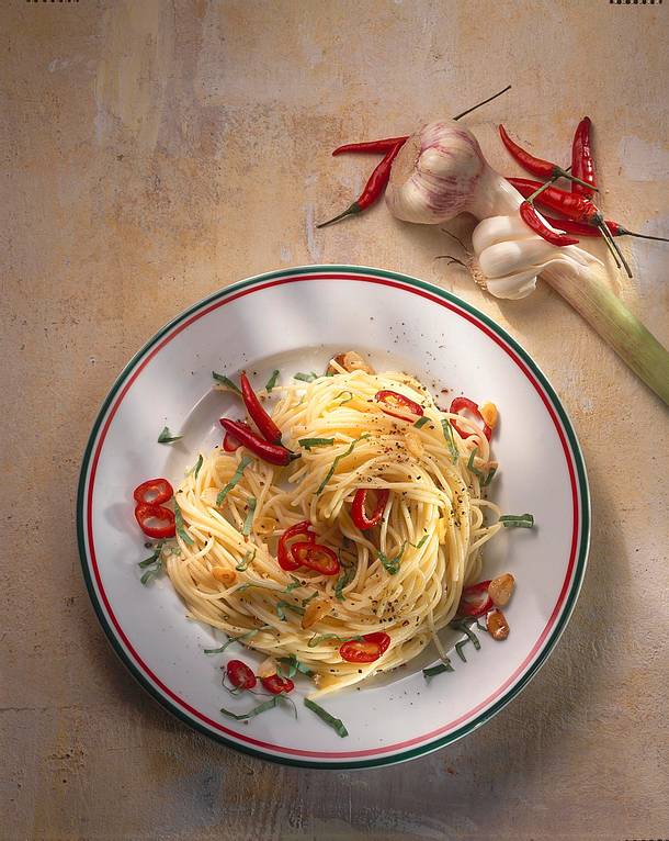 Spaghetti mit Knoblauch-Peperoni-Öl Rezept | LECKER