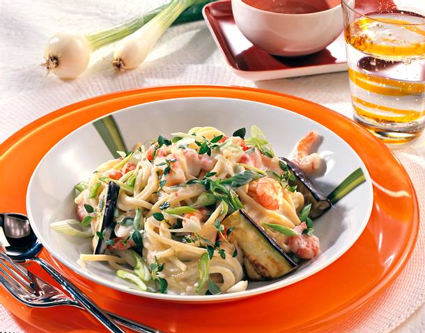 Spaghetti mit Krabben-Gemüsesoße Rezept | LECKER