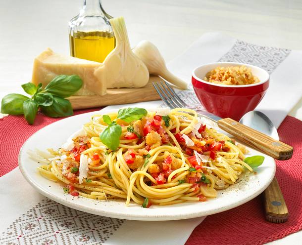 Spaghetti mit Kräuter-Tomaten-Brotbrösel Salsa Rezept Spaghetti mit Kräuter-Tomaten-Brotbrösel Salsa Rezept