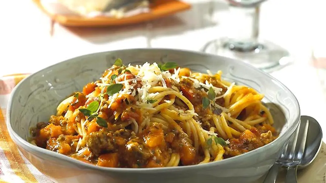 Spaghetti mit Kürbis-Bolognese Rezept - Foto: LECKER @ Bauer Media Group Spaghetti mit Kürbis-Bolognese Rezept - Foto: LECKER @ Bauer Media Group