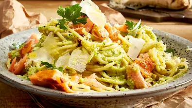 Spaghetti mit Lachs und Petersilienwurzel-Pesto Rezept - Foto: LECKER @ Bauer Media Group