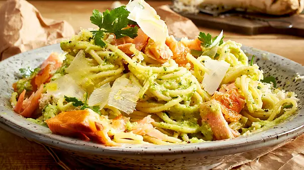 Spaghetti mit Lachs und Petersilienwurzel-Pesto Rezept - Foto: LECKER @ Bauer Media Group
