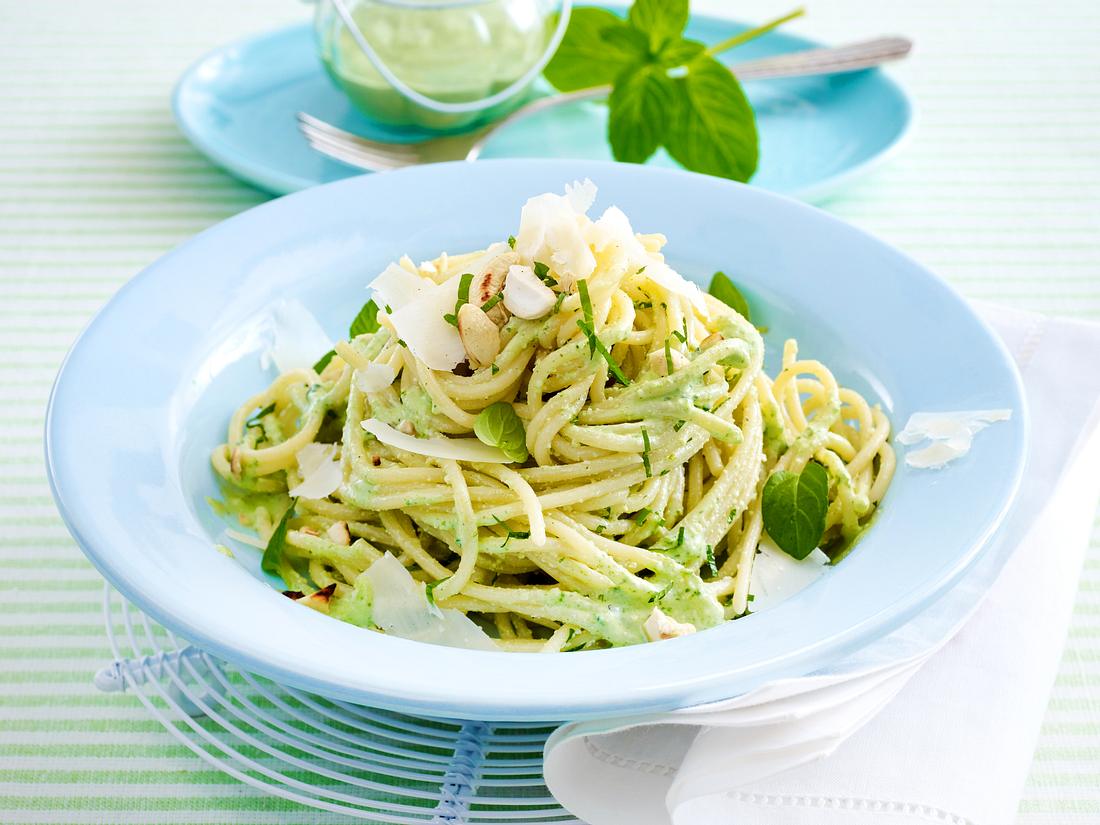Spaghetti mit leichtem Joghurt-Minze-Pesto Rezept | LECKER