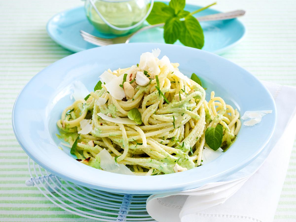 Spaghetti mit leichtem Joghurt-Minze-Pesto Rezept