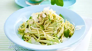 Spaghetti mit leichtem Joghurt-Minze-Pesto Rezept - Foto: LECKER @ Bauer Media Group Spaghetti mit leichtem Joghurt-Minze-Pesto Rezept - Foto: LECKER @ Bauer Media Group