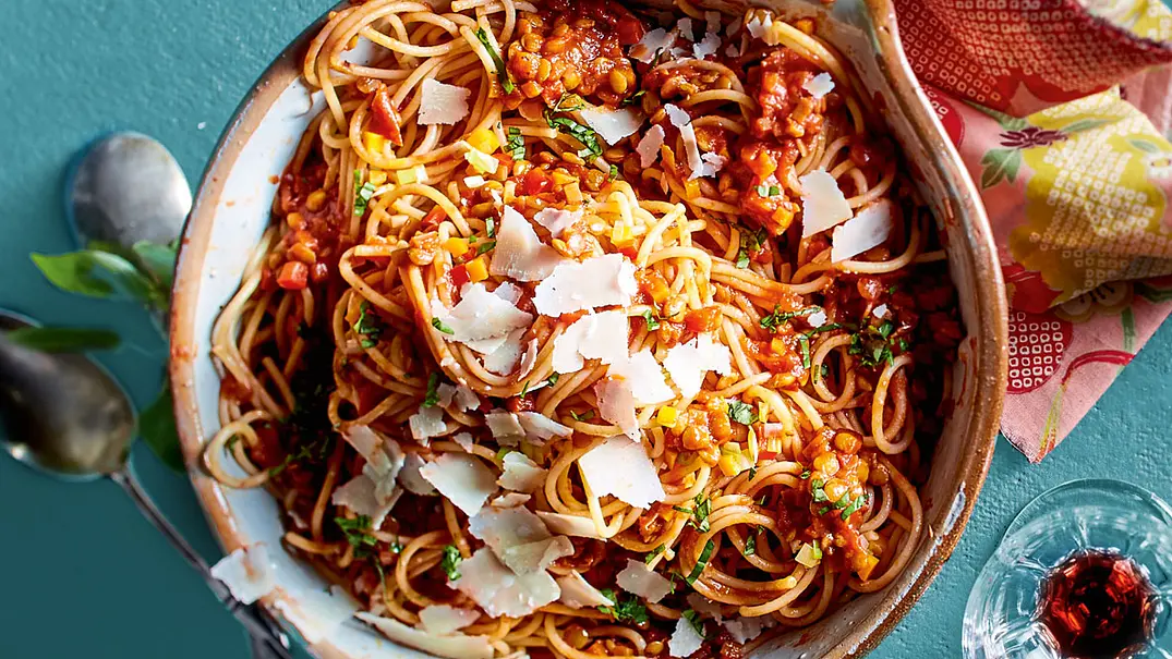 Spaghetti mit Linsenbolognese Rezept - Foto: LECKER @ Bauer Media Group