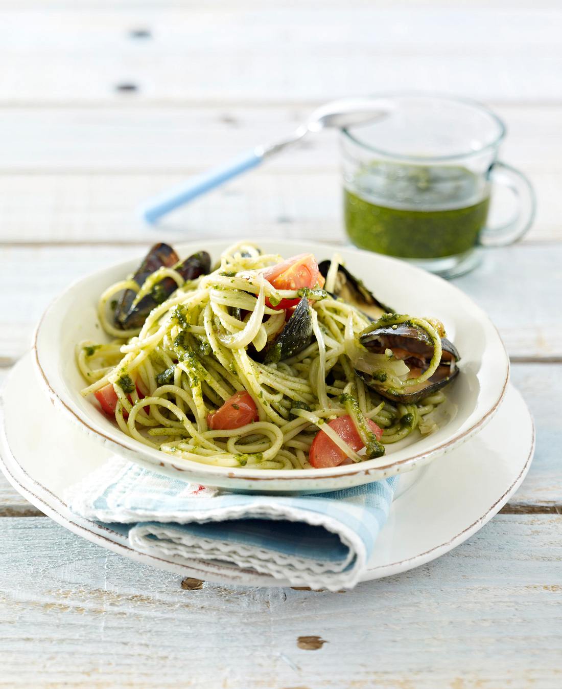Spaghetti mit Mandel-Basilikum-Pesto und Muscheln Rezept | LECKER