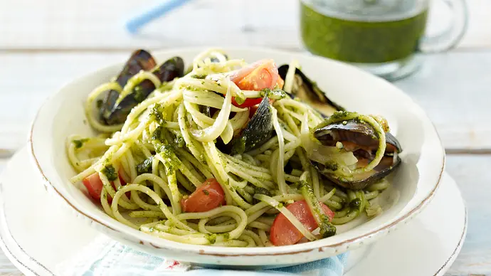 Spaghetti mit Mandel-Basilikum-Pesto und Muscheln Rezept - Foto: LECKER @ Bauer Media Group Spaghetti mit Mandel-Basilikum-Pesto und Muscheln Rezept - Foto: LECKER @ Bauer Media Group