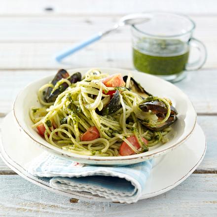 Spaghetti mit Mandel-Basilikum-Pesto und Muscheln Rezept Spaghetti mit Mandel-Basilikum-Pesto und Muscheln Rezept