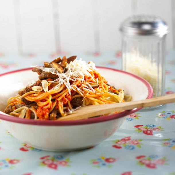 Spaghetti mit Mandel-Paprikasoße Rezept Spaghetti mit Mandel-Paprikasoße Rezept