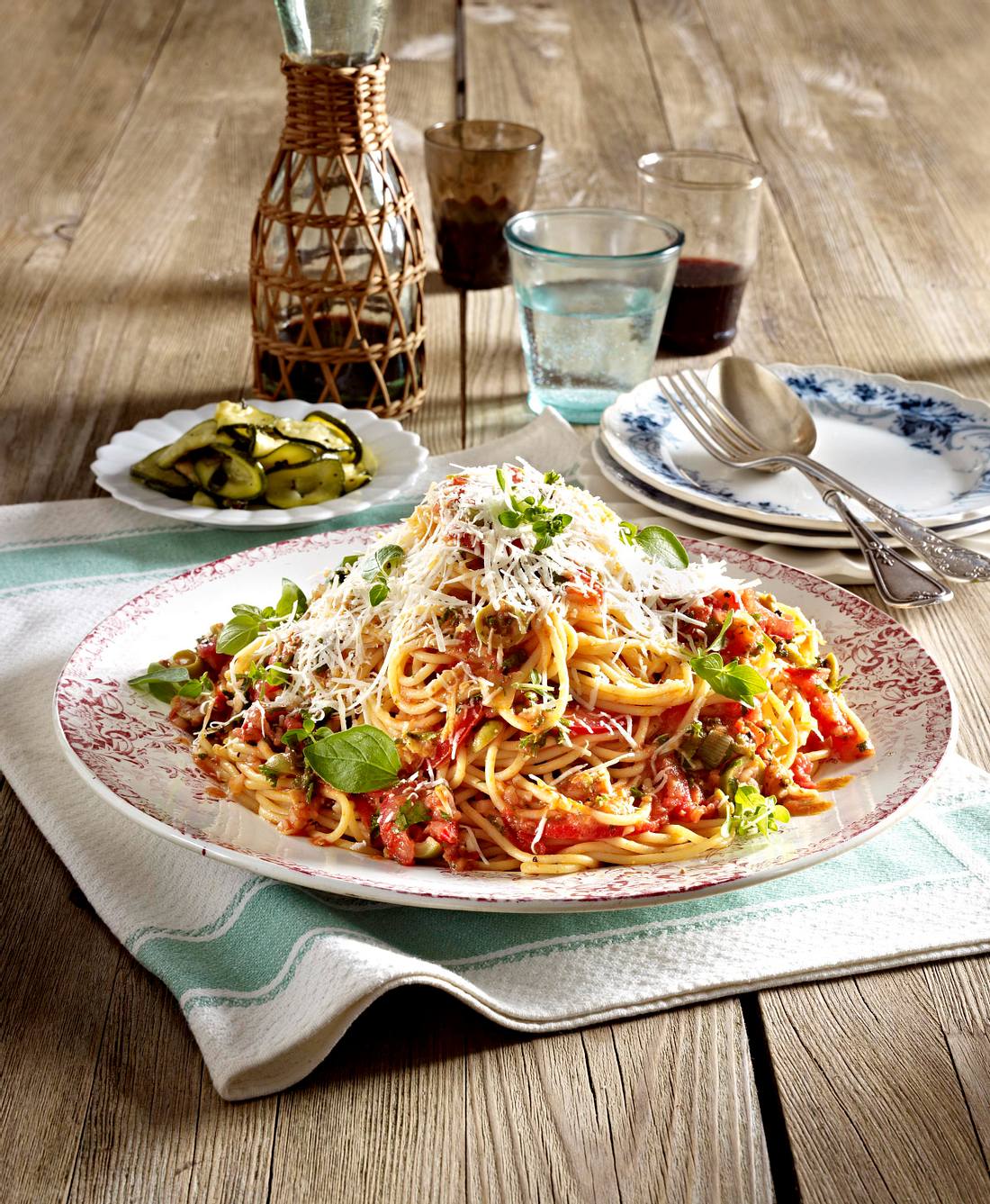Spaghetti mit No-cook-Tomatensoße Rezept | LECKER