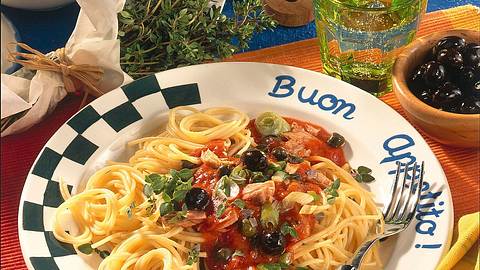 Spaghetti mit Oliven-Thunfisch-Soße Rezept - Foto: House of Food / Bauer Food Experts KG
