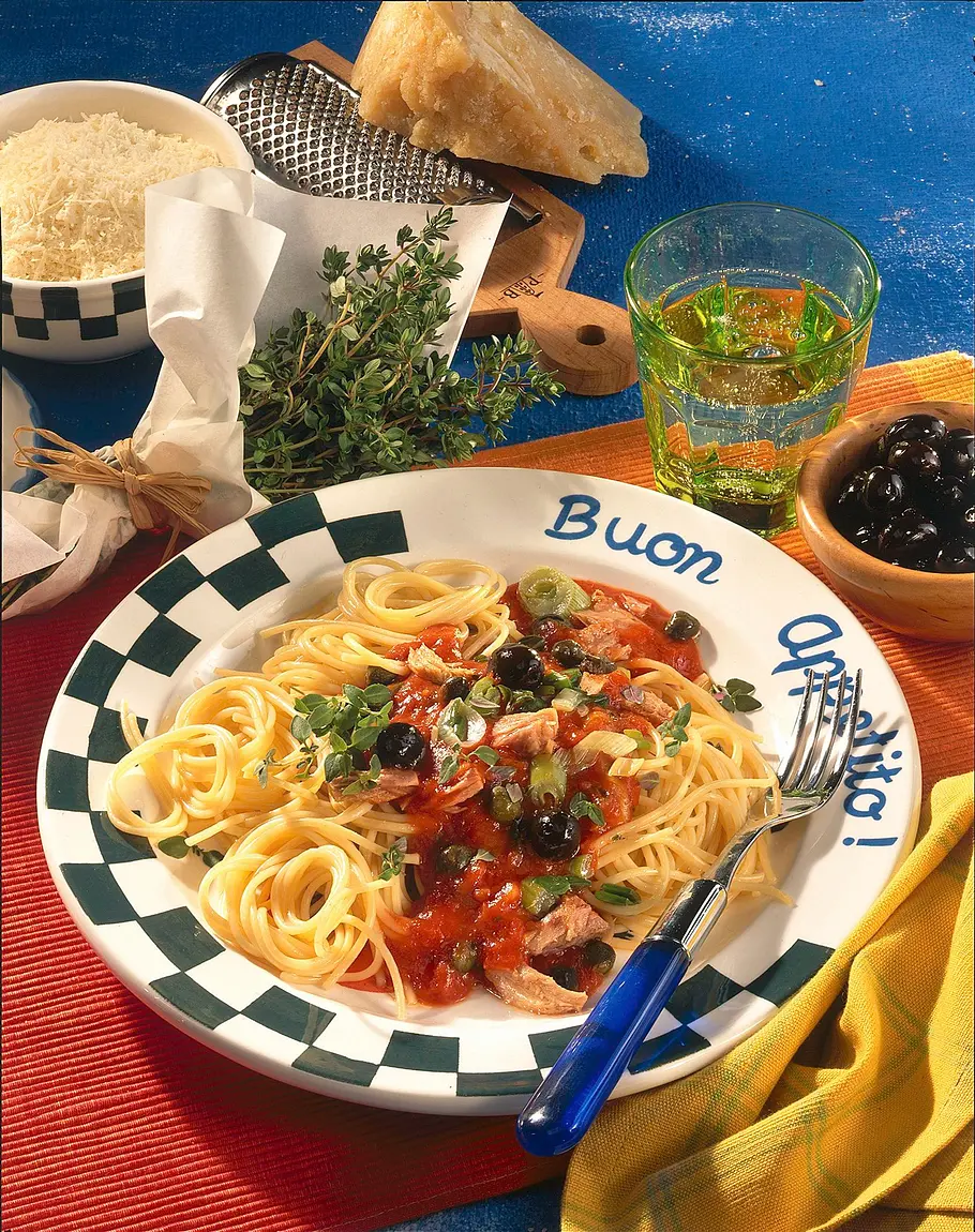 Spaghetti mit Oliven-Thunfisch-Soße Rezept Spaghetti mit Oliven-Thunfisch-Soße Rezept