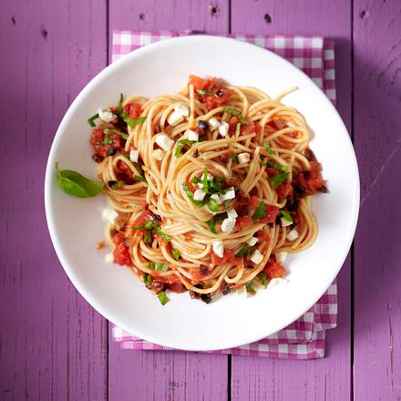 Spaghetti mit Oliven und Mozzarella Rezept Spaghetti mit Oliven und Mozzarella Rezept