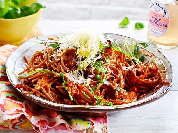 Spaghetti mit Paprika-Erdnuss-Soße Rezept Spaghetti mit Paprika-Erdnuss-Soße Rezept
