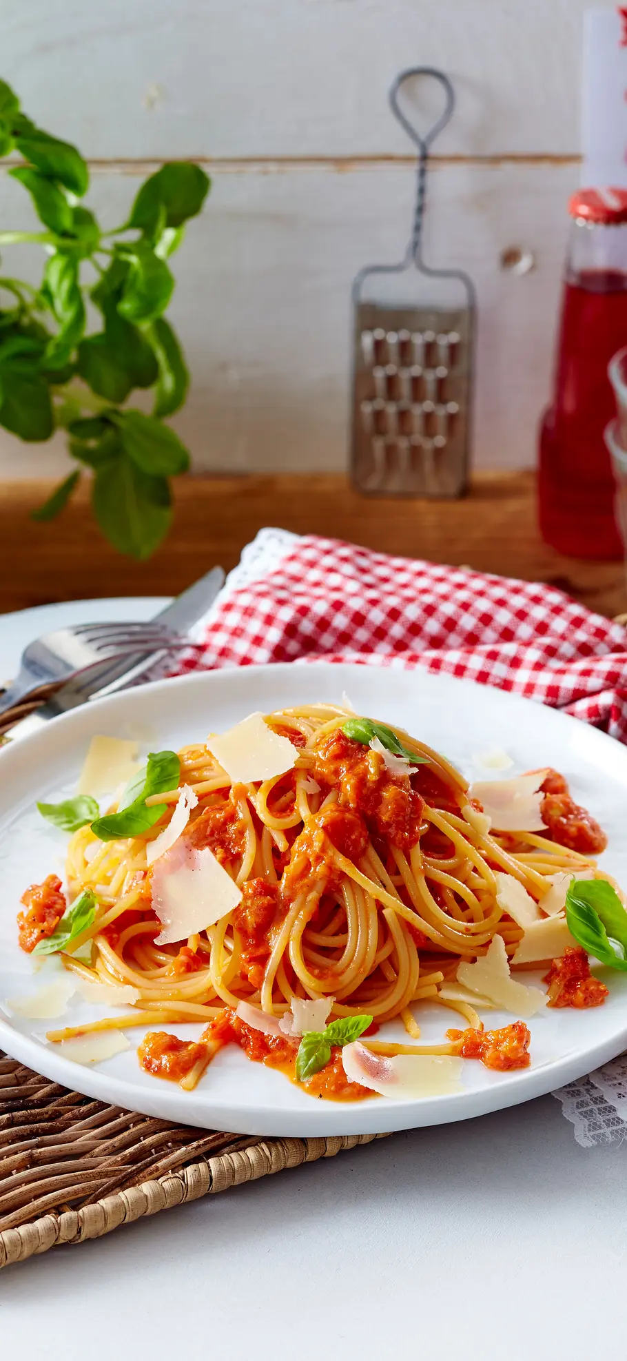 Spaghetti mit Paprika-Pesto Rezept Spaghetti mit Paprika-Pesto Rezept
