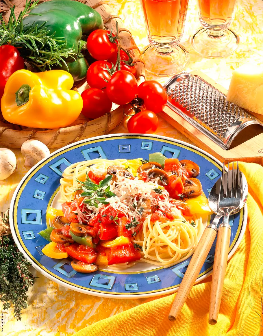 Spaghetti mit Paprika-Pilz-Soße Rezept Spaghetti mit Paprika-Pilz-Soße Rezept