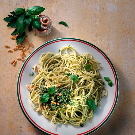 Spaghetti mit Pesto und Parmesan Rezept Spaghetti mit Pesto und Parmesan Rezept