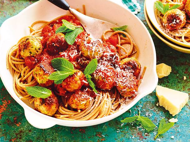 Spaghetti mit Puten-Minz-Bällchen in Tomatensosse Rezept Spaghetti mit Puten-Minz-Bällchen in Tomatensosse Rezept