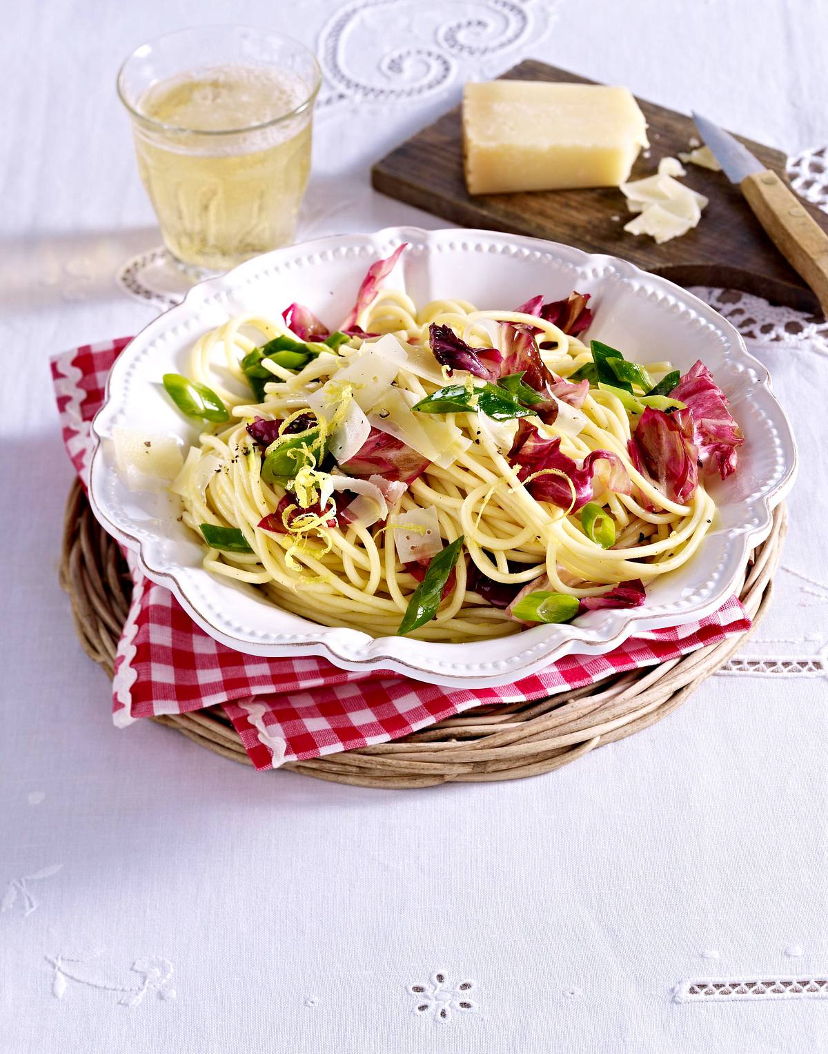 Spaghetti mit Radicchio und Lauchzwiebeln Rezept