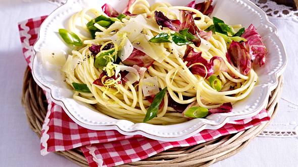 Spaghetti mit Radicchio und Lauchzwiebeln Rezept - Foto: House of Food / Bauer Food Experts KG