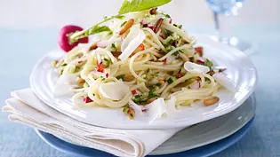 Spaghetti mit Radieschen-Zucchini-Salsa Rezept - Foto: LECKER @ Bauer Media Group Spaghetti mit Radieschen-Zucchini-Salsa Rezept - Foto: LECKER @ Bauer Media Group