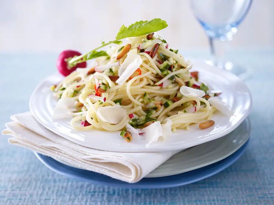 Spaghetti mit Radieschen-Zucchini-Salsa Rezept Spaghetti mit Radieschen-Zucchini-Salsa Rezept