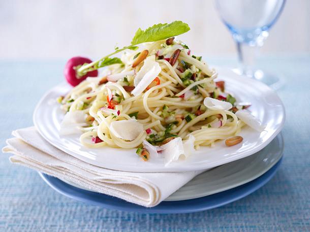 Spaghetti mit Radieschen-Zucchini-Salsa Rezept Spaghetti mit Radieschen-Zucchini-Salsa Rezept