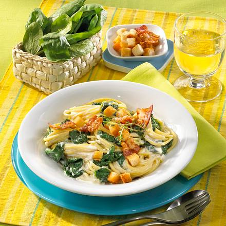 Spaghetti mit Rahmspinat und Speckcroûtons Rezept Spaghetti mit Rahmspinat und Speckcroûtons Rezept