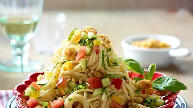 Spaghetti mit Ricotta und Gemüsewürfeln Rezept - Foto: LECKER @ Bauer Media Group