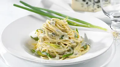 Spaghetti mit Roquefort-Basilikumsoße Rezept - Foto: LECKER @ Bauer Media Group