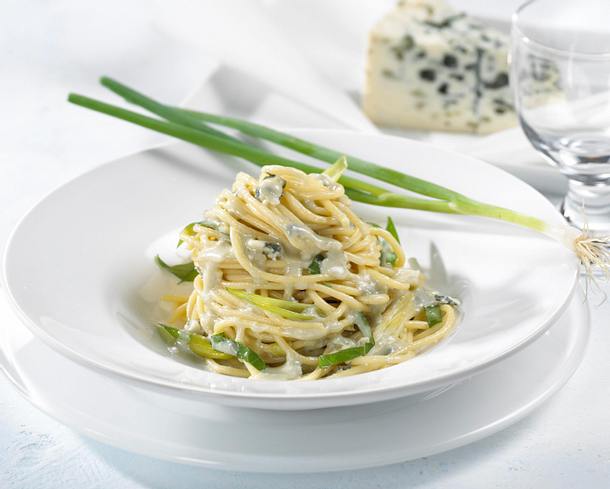 Spaghetti mit Roquefort-Basilikumsoße Rezept Spaghetti mit Roquefort-Basilikumsoße Rezept