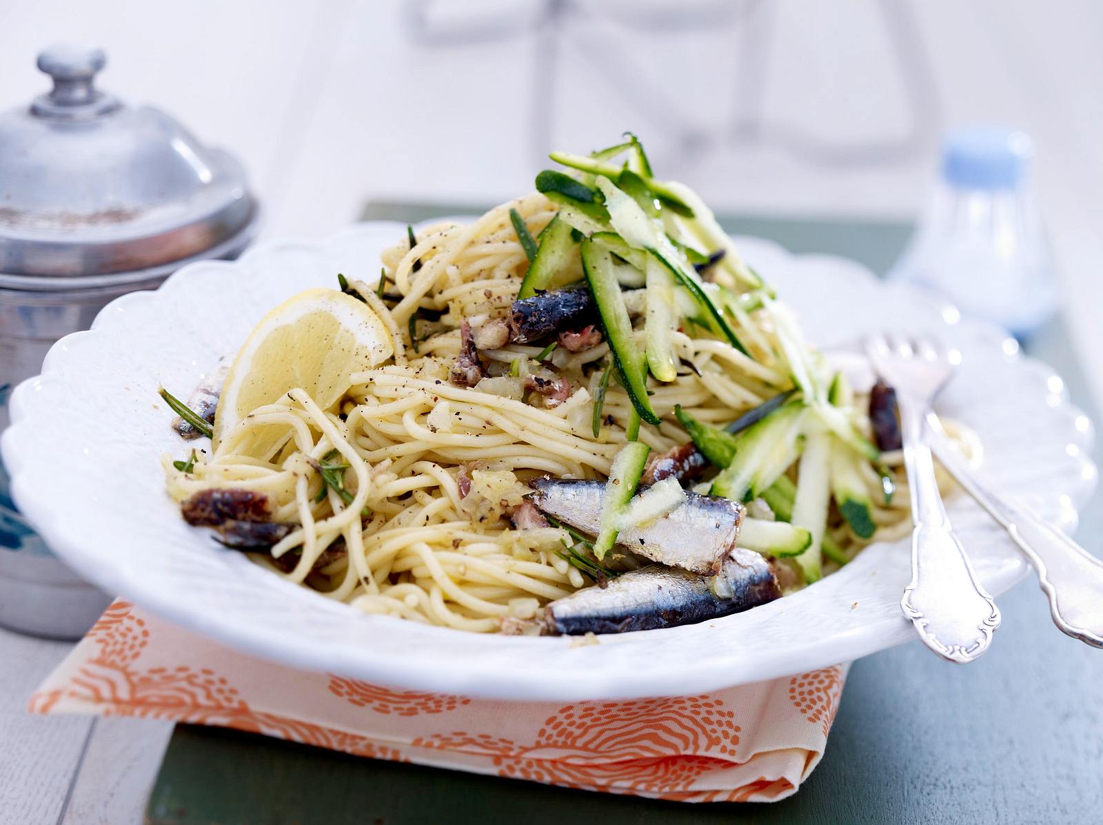 Spaghetti mit Sardinen und frischer Zucchini Rezept | LECKER