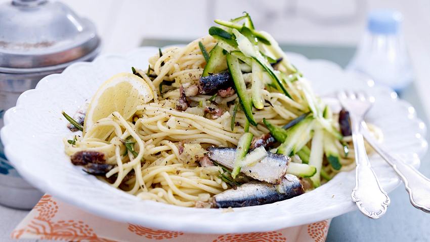 Spaghetti mit Sardinen und frischer Zucchini Rezept - Foto: House of Food / Bauer Food Experts KG