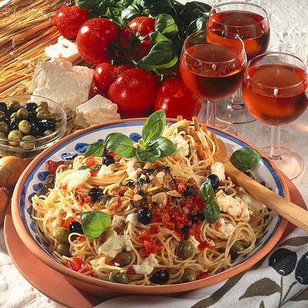Spaghetti mit Schafskäse und Oliven Rezept
