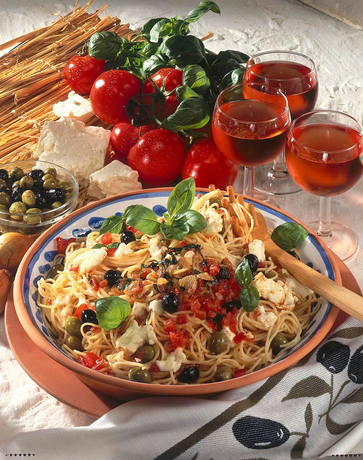 Spaghetti mit Schafskäse und Oliven Rezept