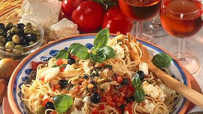 Spaghetti mit Schafskäse und Oliven Rezept - Foto: LECKER @ Bauer Media Group