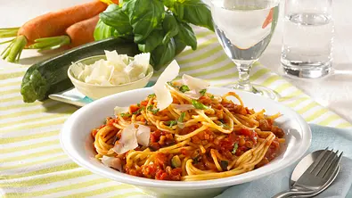 Spaghetti mit schlanker Gemüsebolognese Rezept - Foto: LECKER @ Bauer Media Group