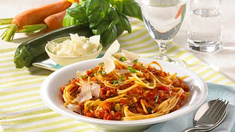 Spaghetti mit schlanker Gemüsebolognese Rezept - Foto: House of Food / Bauer Food Experts KG