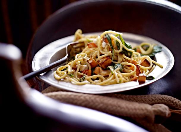 Spaghetti mit Spinat, Süßkartoffeln und Ziegefrischkäse Rezept