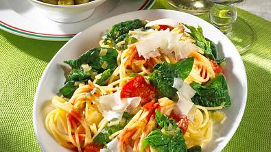 Spaghetti mit Spinat, Tomaten und Parmesan Rezept - Foto: LECKER @ Bauer Media Group